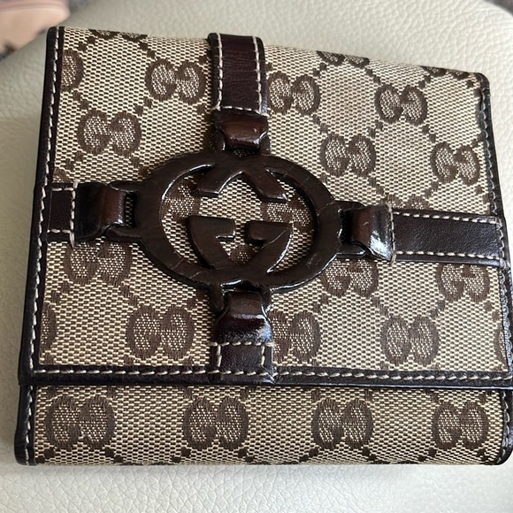 Gucci canvas with leather and great stitching! Very nice condition. Snappy! - Picture 3 of 15